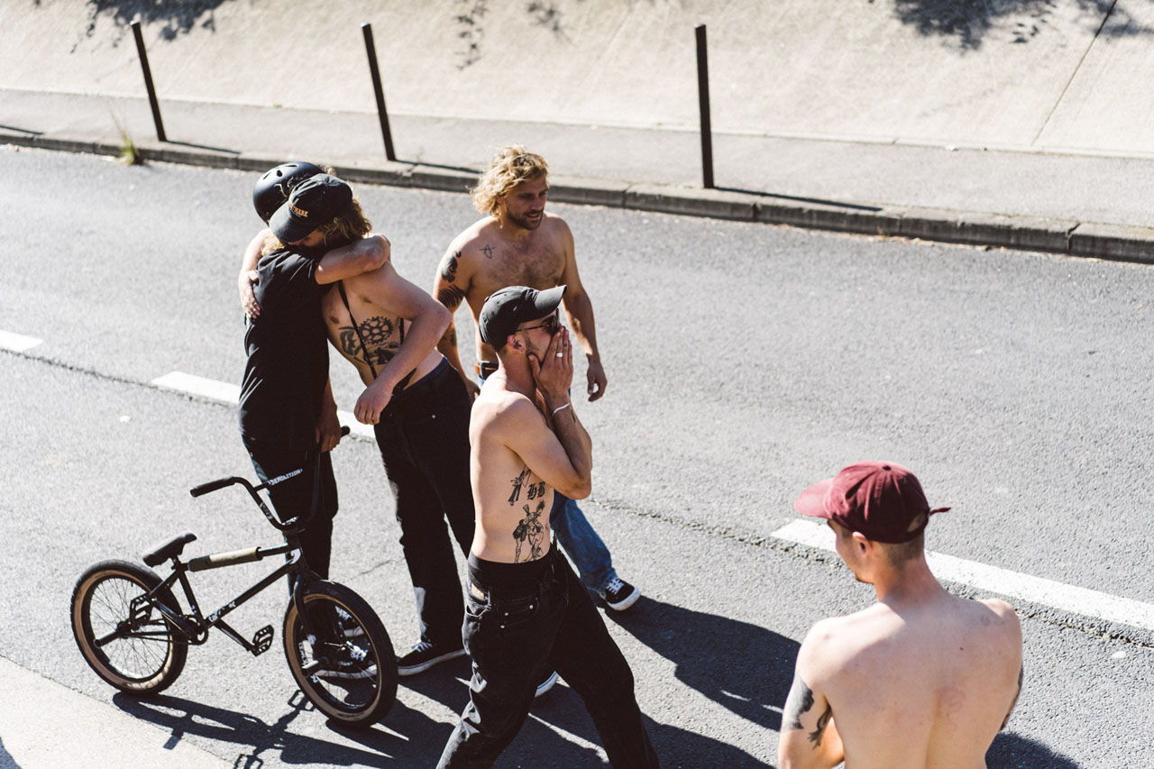 Paul Thölen holt sich die verdienten Props nach einem haarigen Roofdrop in Nimes ab, den ihr leider nie in bewegten Bildern zu sehen bekommen werdet, weil The Medialist sich nach dem Trip ja die Clips aus Frankreich klauen lassen musste