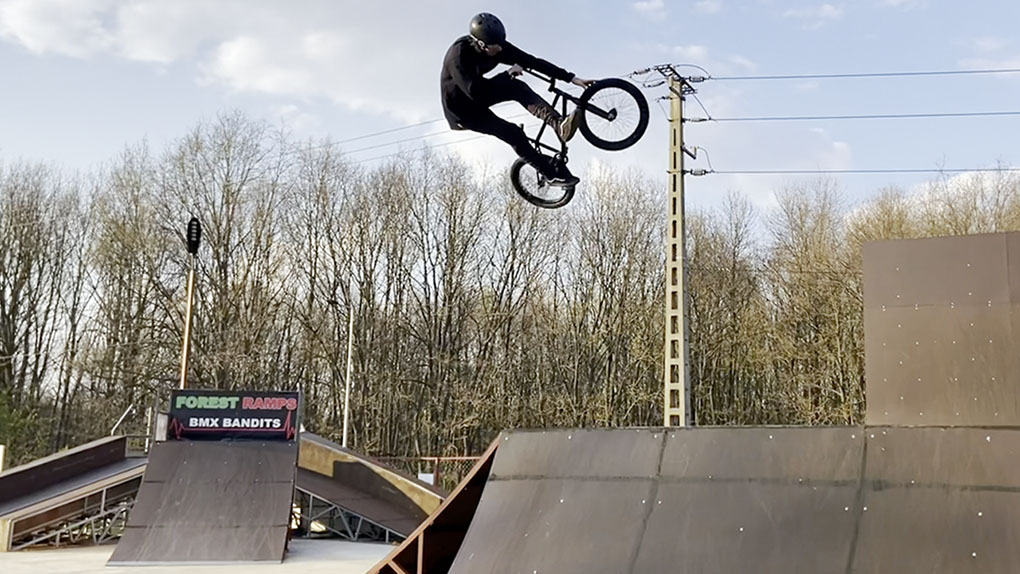 Tomi P. Nagy postet seit Jahren die unfassbarsten BMX-Tricks auf seinem Instagram-Profil, daran hat sich auch 2021 nichts geändert.