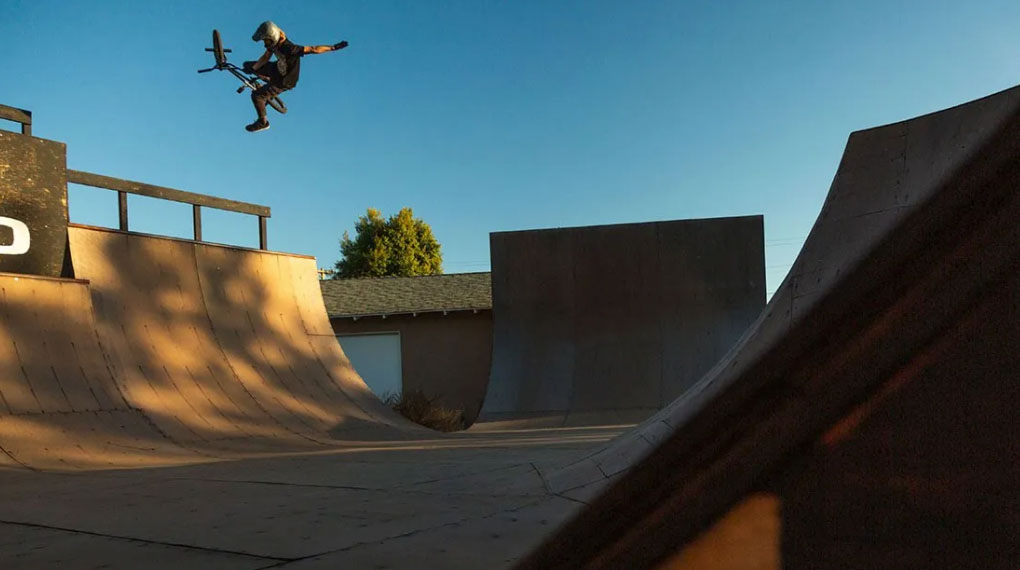 Das Team von Demolition Parts hat an und auf Dennis Enarsons Backyard Ramp einen Nachmittag voller BMX, Spaß und gutem Essen verbracht.