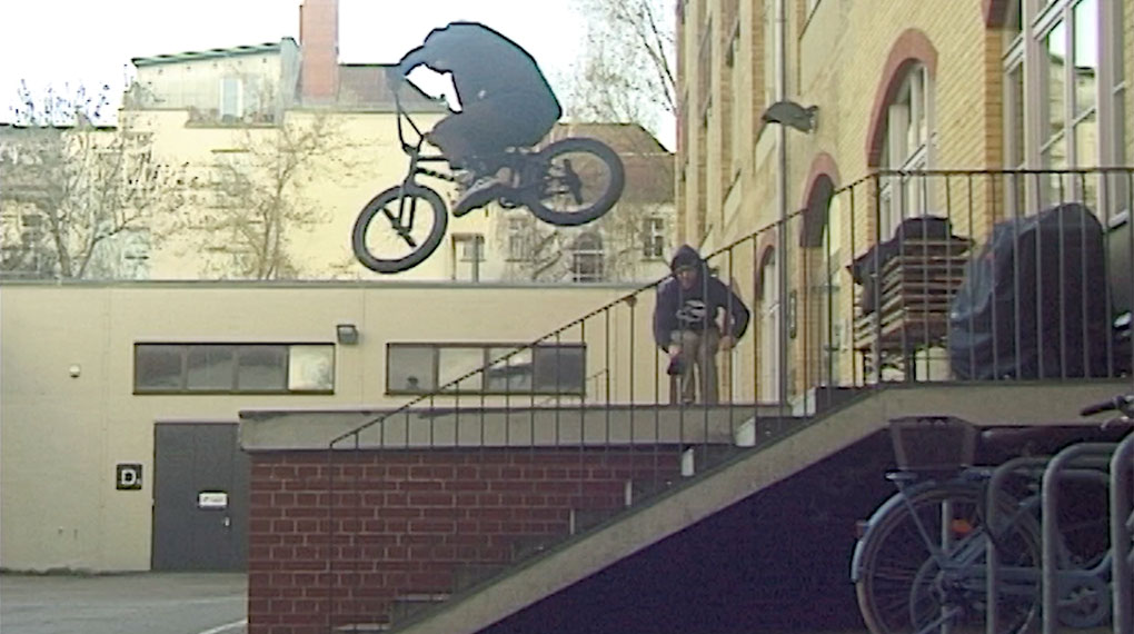 Raph Jeroma-Williams führt den neuen Wrath-Rahmen und den neuen Empress-Lenker von Tempered Bikes auf den Straßen von Berlin aus.