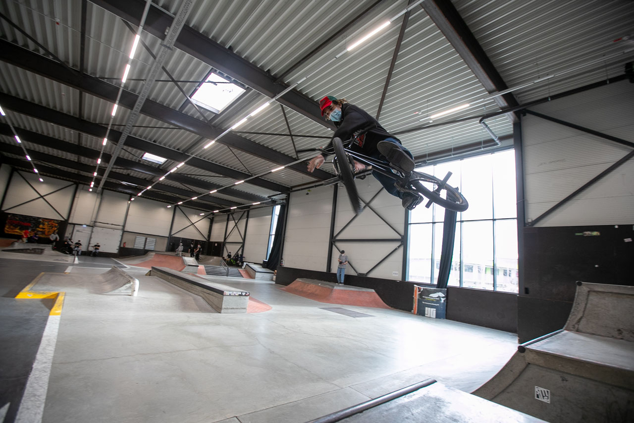 Jede Wette, dass Justin Rudd bei diesem Bar über den Channel ein breites Grinsen unter der Maske trug!