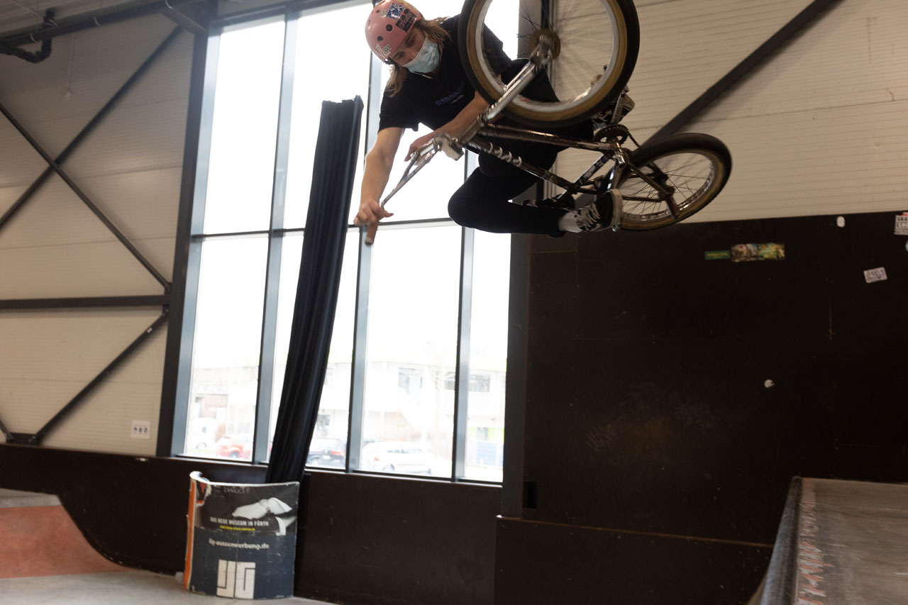 Wer die große Quarter in Stuttpark schon einmal gefahren ist, weiß, wie kurz und steil deren Transition ist. Dementsprechend schwierig ist es dort, Airs zu machen. Konsty Rudoshta legt seine Karre flach. 