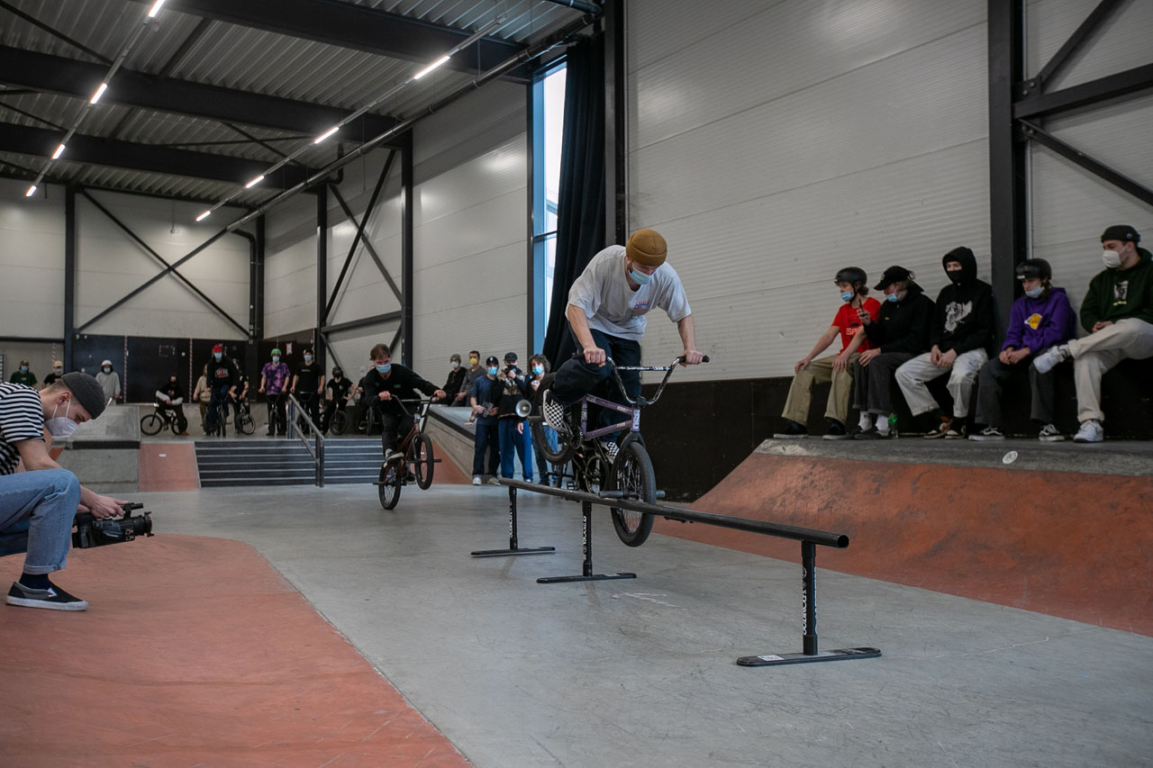 Nick Steinfeld mit Lehnung und noch einer Menge Flatrail vor sich