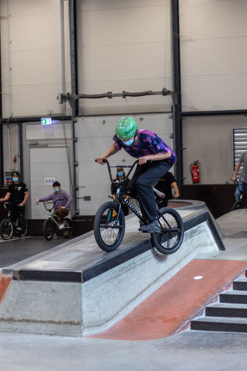 Paul Marz beim Verabreichen einer Massage für die Ledge