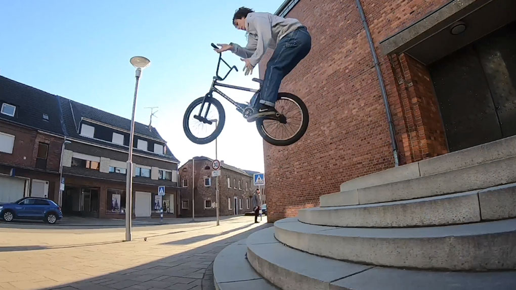 In "Home Street Home 2" knöpfen sich Domenik Brüggemann und Joel Ratschke einige der besten BMX-Streetspots in der Region Aachen vor.