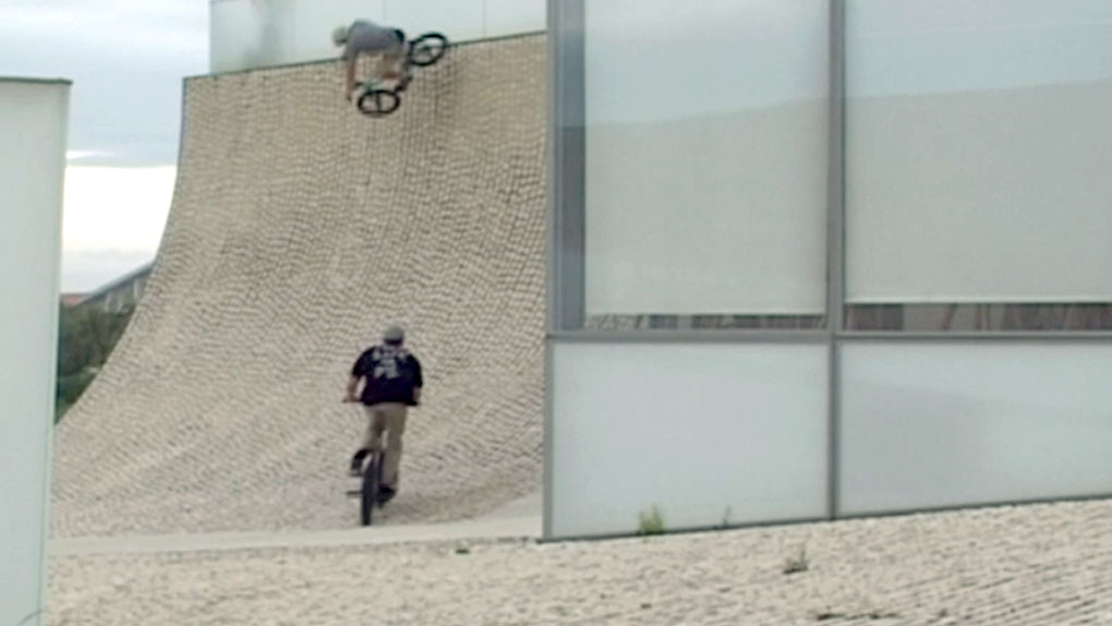 Chris Smith und Ole Peter von der BNG BNG MCR Crew haben sich einen zweimonatigen BMX-Trip durch halb Europa gegönnt.