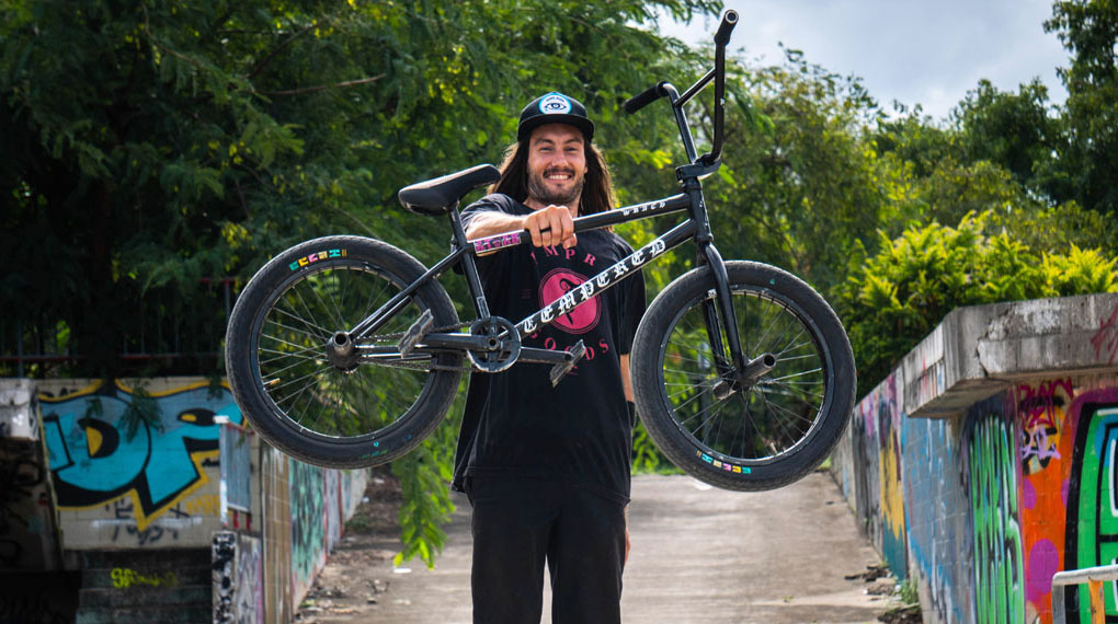 Bevor er nach Australien zurückgezogen ist, hat Raphael Jeroma-Williams von Tempered Bikes noch schnell einen neuen Rider spendiert bekommen.