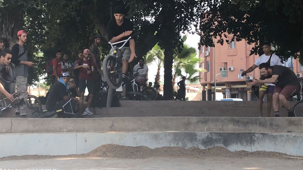 "Give & Take" ist ein BMX-Mixtape mit 33 Fahrern aus 9 Ländern auf 5 Kontinenten, die 2021 Teil von Share a Bike – Share a Smile waren.