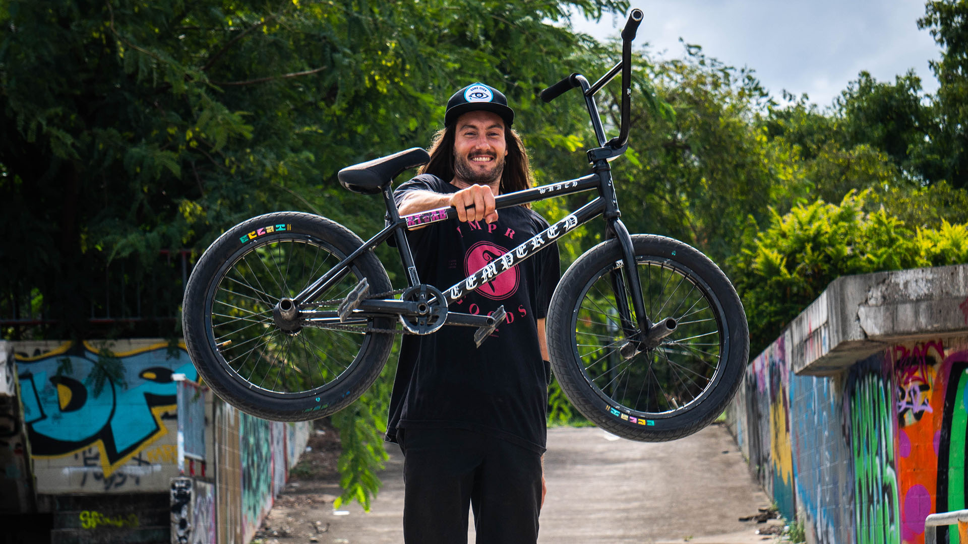 Bevor er nach Australien zurückgezogen ist, hat Raphael Jeroma-Williams von Tempered Bikes noch schnell einen neuen Rider spendiert bekommen.