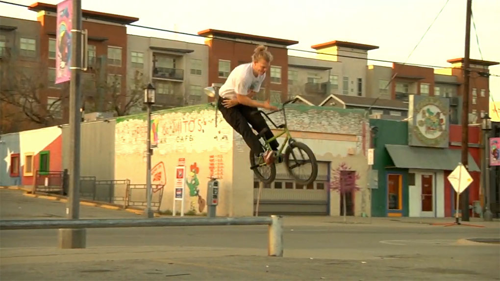 Bei Fiend hat man Johnny Raekes eine eigene Signatureline spendiert. Mehr dazu hier und ein spitzenmäßiges Promovideo gibt es natürlich auch.