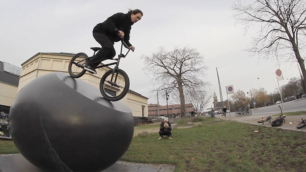 Packt eure Tanzschuhe aus, jetzt wird gedancet – und zwar mit Keno Röller-Siedenburg und Johan Nissen durch die Straßen von Kopenhagen!