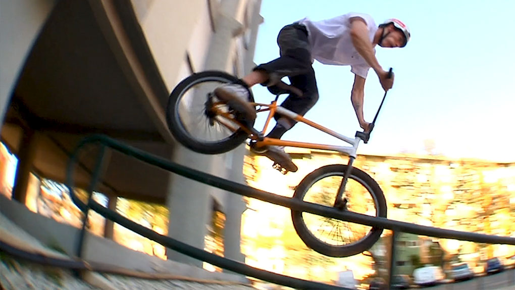 Marius Stoll hat für Railigon Brand ein Streetvideo gefilmt, in dem es vor anspruchsvollen Ledgecombos und harten Railtricks nur so wimmelt.