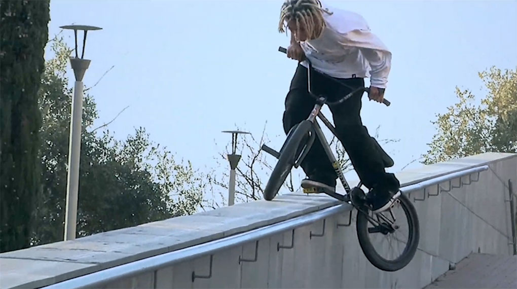 Mit erstaunlicher Regelmäßigkeit haut Miki Fleck derzeit ein Bangervideo nach dem nächsten raus. Hier ist sein neuster Streich für Primo BMX.