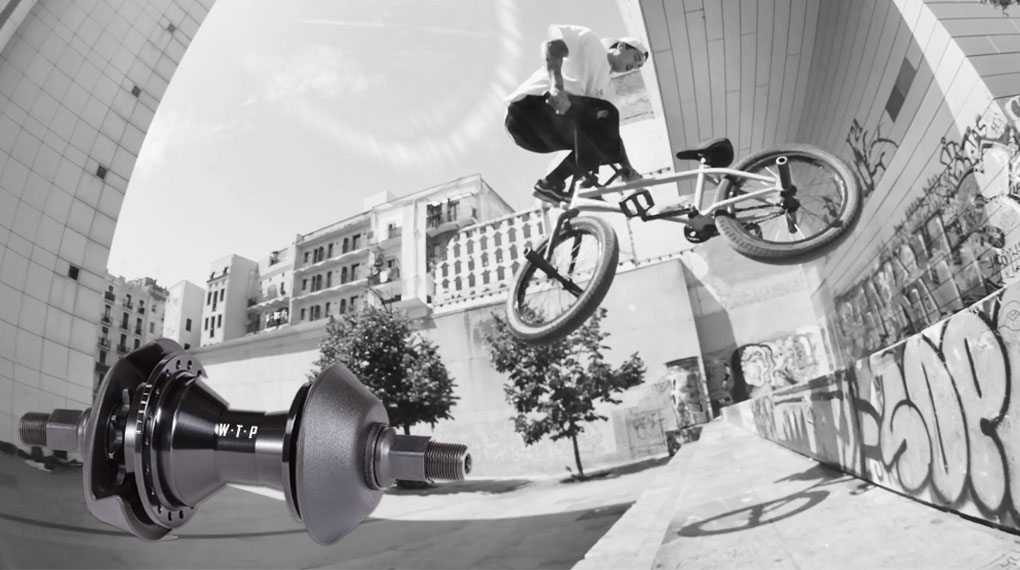 Stephan Atenico testet den Hybrid Freecoaster von Wethepeople auf den Straßen von Barcelona auf Herz und Nieren.