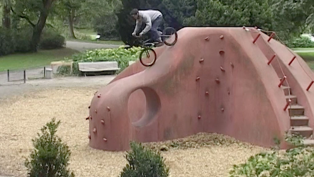 In der Friendssection aus dem "A`La Carte"-Video von CREMiCH wird neben den Straßen von Hannover auch ein feiner Betonpark massiert.