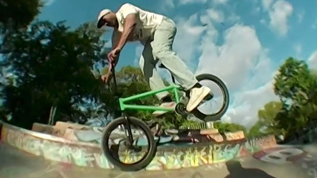 Support your local dealer! Die Homies von Karambolage100 haben der wichtigsten Person im Hasenheide Skatepark ein T-Shirt gewidmet.