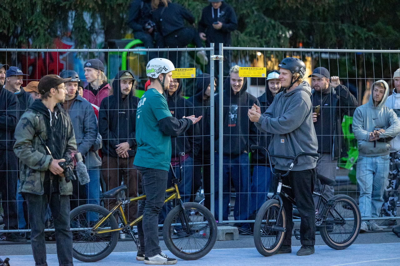 Das Motto des Käfigfights am Samstagabend lautete "Zwei gehen rein, einer geht raus"