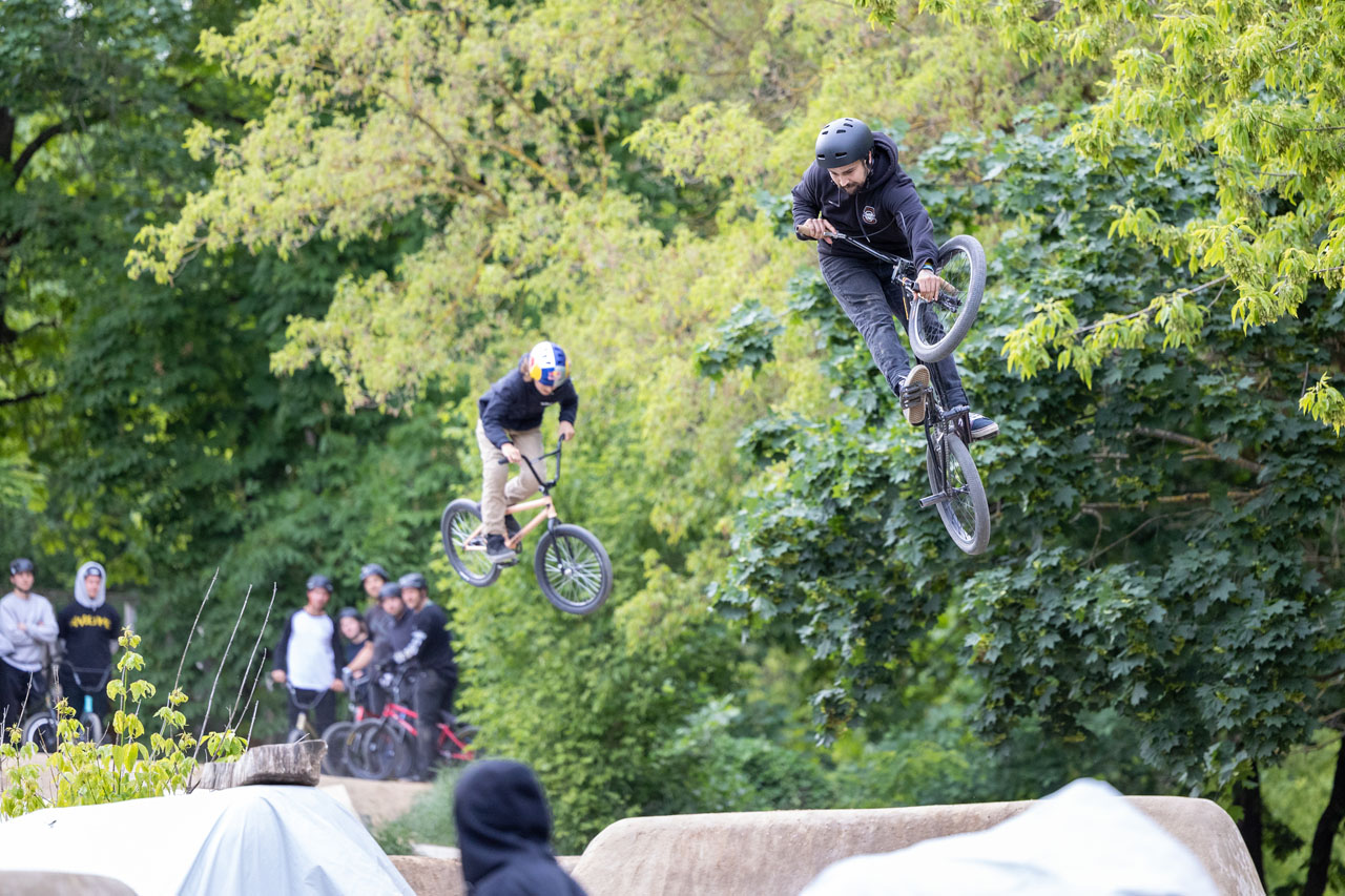 Team Minions: Daniel "Ralle" Juchatz" mit Lennox Zimmermann im Schlepptau