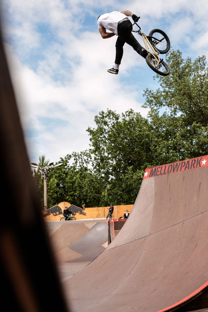 Tobias Freigang schwingt das Tanzbein auf Rudis umgebauter Resterampe