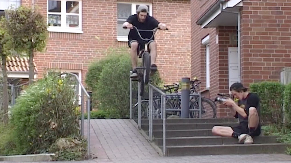 Robin Gehmeyer wurde die Ehre zuteil, das großartige "À La Carte"-Video von der CREMiCH Crew aus Hannover zu eröffnen. Und womit? Mit Recht!