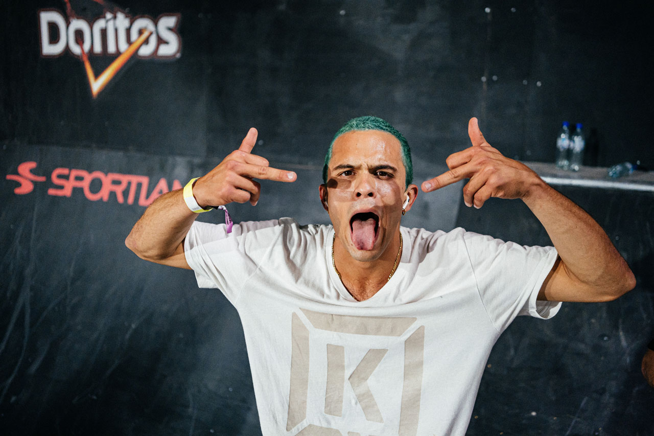 Wenn Santiago Laverde nicht gerade in luftiger Höhe mit 360 One Handed Tabletops über den Volcano wirbelt, wird das längste Rail des Parcours mit Crankarm-Variationen massiert. Definitiv ein Kandidat fürs Finale!