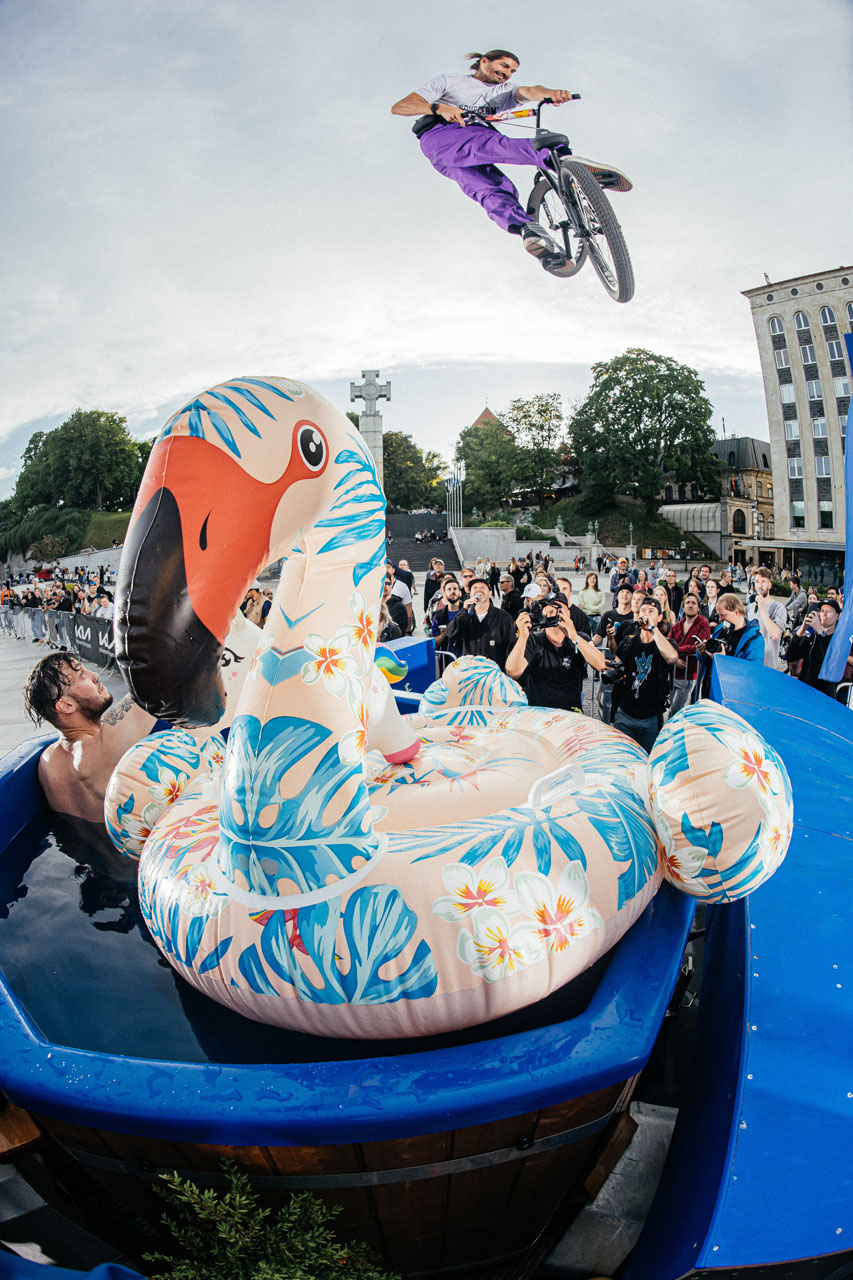 Beste Haltungsnoten: Darryl Nau schonte seine Stimme für die Moderation des Livestreams und machte stattdessen lieber zeitlose Manöver wie diesen Turndown auf seinem 22-Zoller