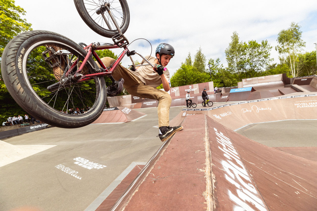 Der Apfel fällt nicht weit vom Stamm: Mattis Neumann, der Sohn des Butcher-Jam-Moderators Thorsten, startete in der Amateurklasse und katapultierte sich mit Tricks wie diesem Footplant am Step-up ins Finale