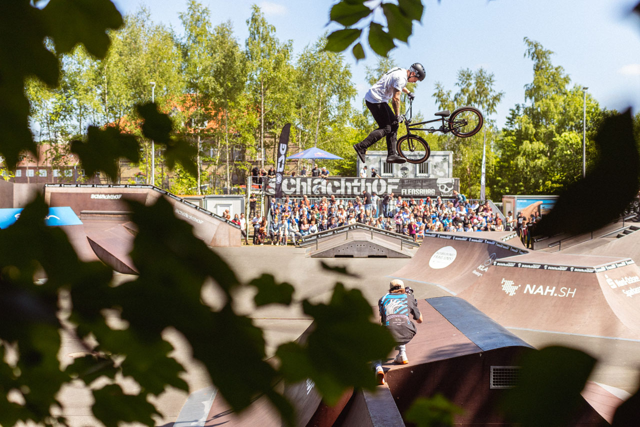 Jede Wette, dass dies kein einfacher Tailwhip ist, den Timo Schulze hier performt. Die Frage ist, sind es zwei oder sogar drei? Beides ist möglich