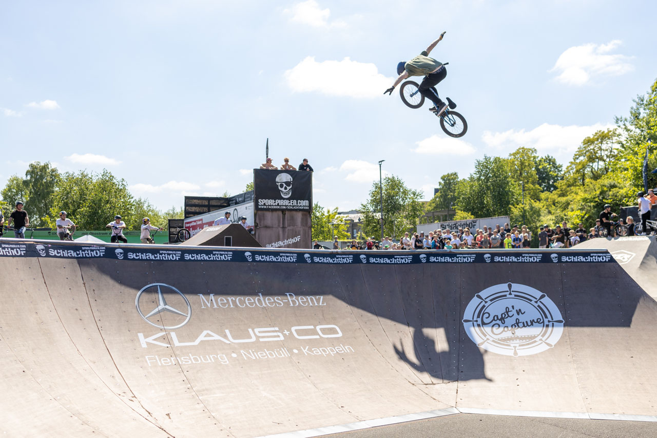 Die Quarter-Quarter-Box überhaupt zu springen, ist schon krass genug. Wenn man wie Declan Brooks mit einer Bronzemedaille von den Olympischen Spielen angereist ist, dann sind aber auch 3er Nohands kein Problem