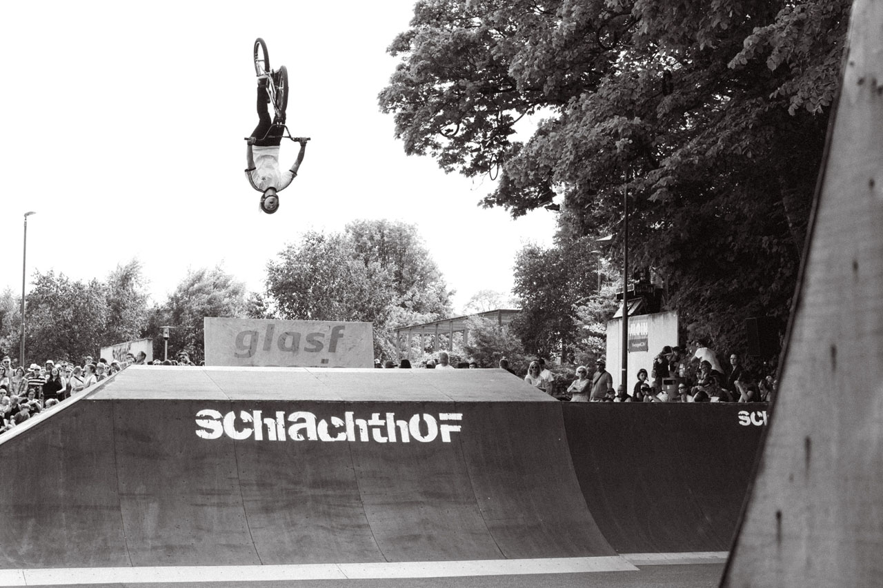 Olympiasiegerin Charlotte Worthington aus Großbritannien mit einem dicken Flip über die Box. Später machte sie übrigens auch noch einen Nohanded Salto