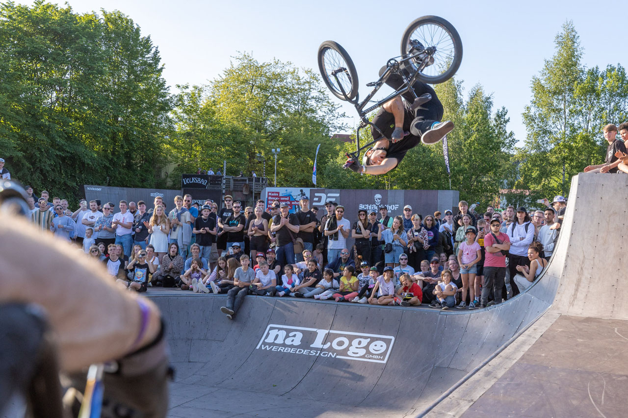 Bryce Tryon war extra aus den USA angereist und warf das ganze Wochenende lang mit wilden Manövern wie diesem One Footed Invert Flair um sich