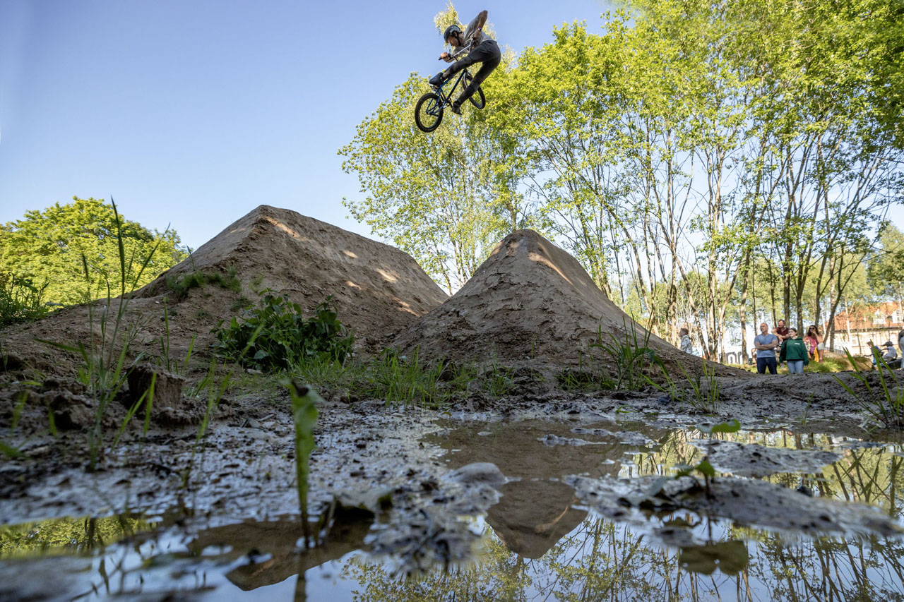 Daniel Traeder, der freedombmx Trailsfahrer des Jahres 2021, bei der Streckenabnahme