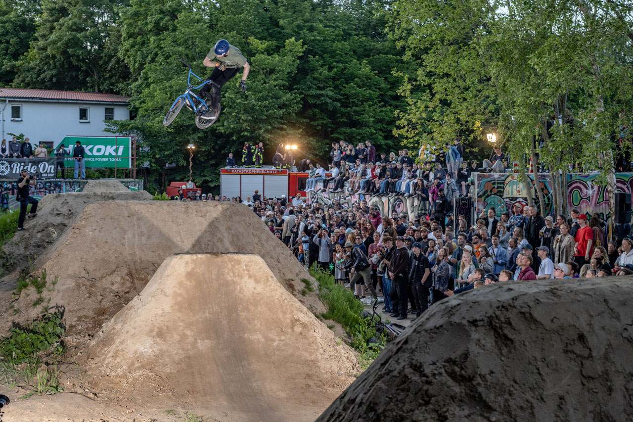 Declan Brooks, durchgeworfener Double Truck am zweiten von drei