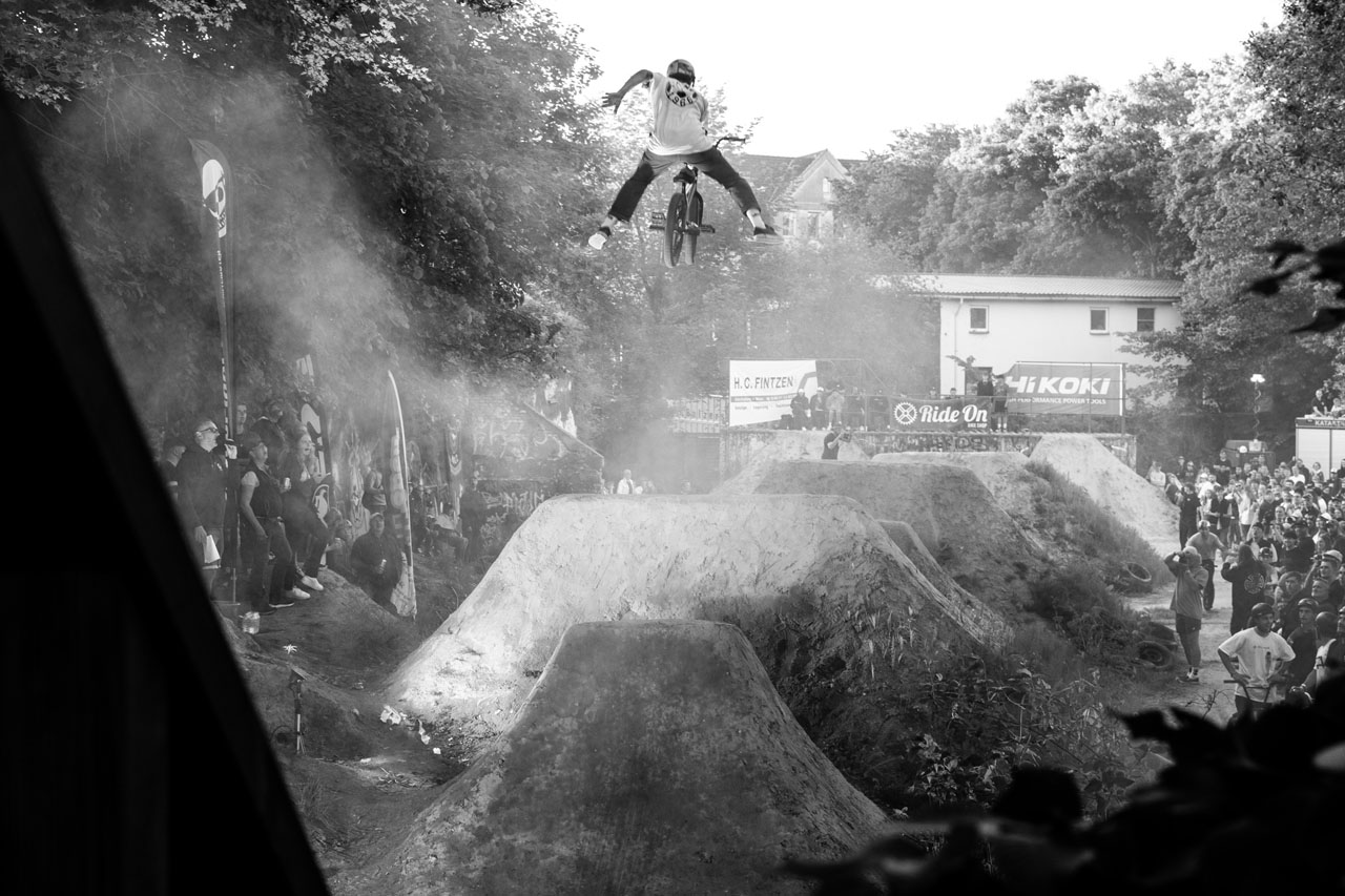 George Ntavoutian, One Handed Cannon Ball während die Schlachthofultras ihre Pyro abbrennen