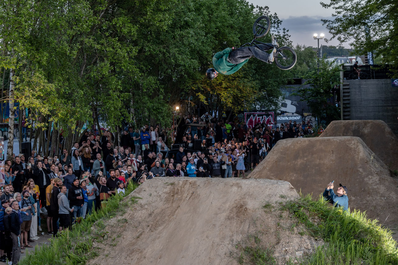 Reik Mahlstedt versuchte diverse 360 Backflips, konnte trotz der mega mäßigen Unterstützung seiner home crowd den Alligator aber am Ende leider nicht bewingen