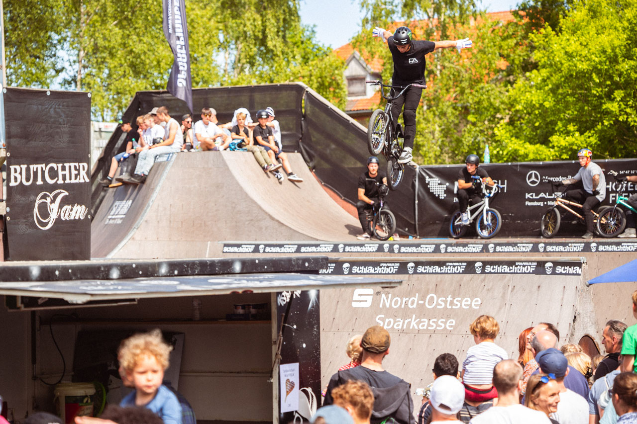 Bryce Tryon mit einem für seine Verhältnisse zahmen Trick: Suicide über die Spine