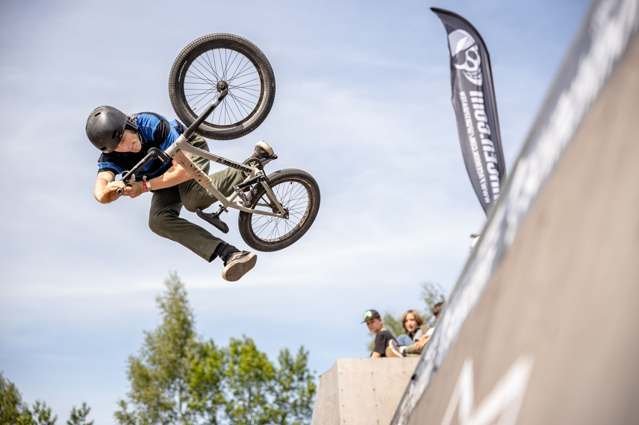 Jan Lemke hängt auch dann gut in der Luft, wenn er in die führ ih falsche Richtung fliegt