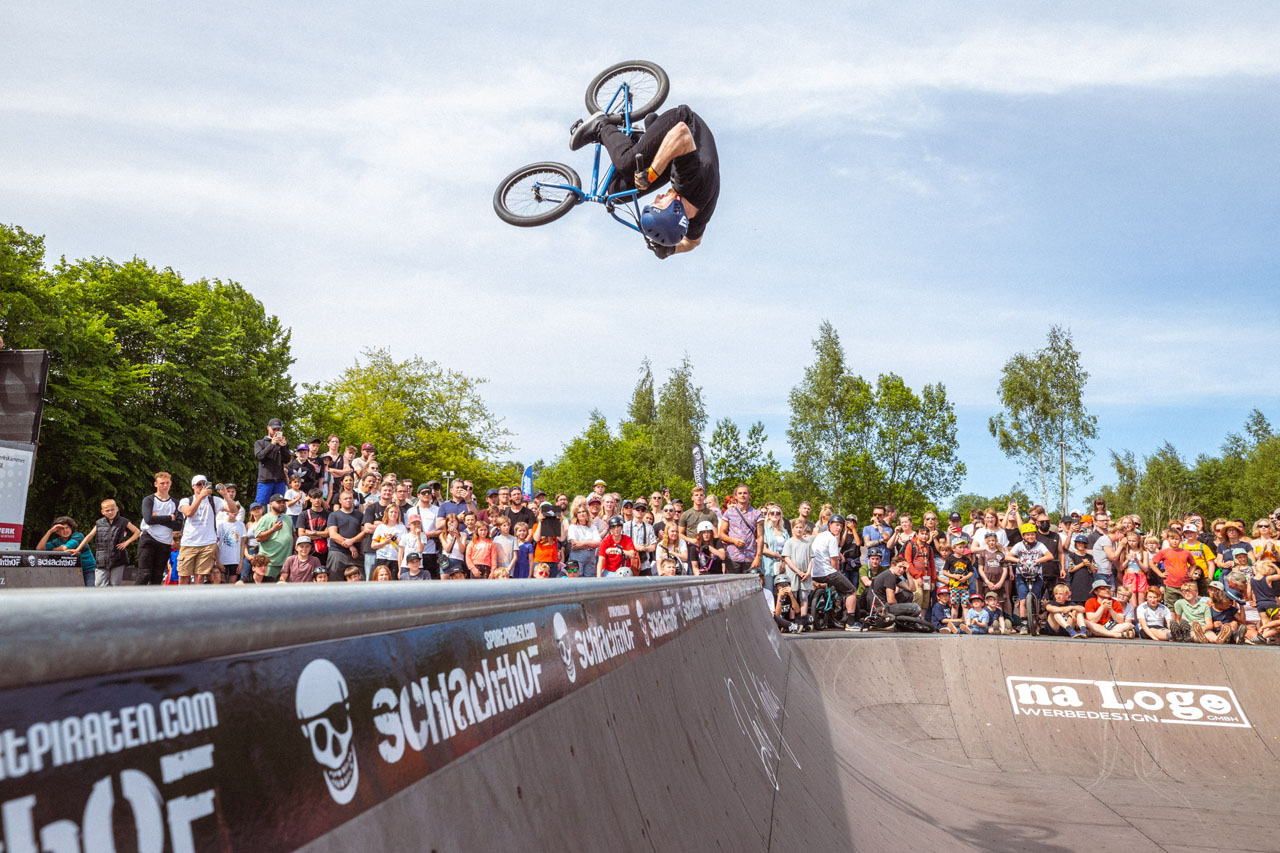 Declan Brooks beim Aufwärmen für den No Handed Fronty über die Spine