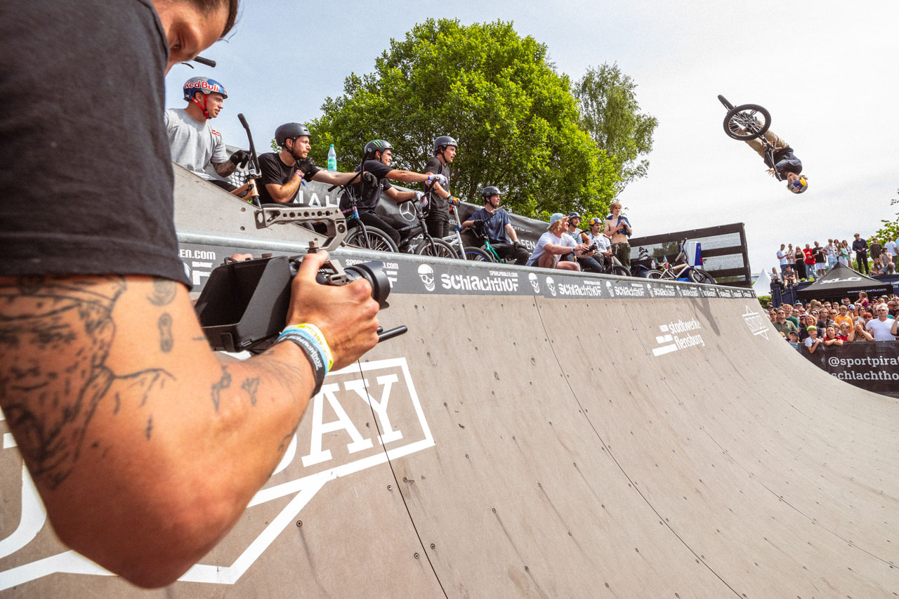 Lennox Zimmermann, Flair Barspin während des Pro-Finales in der Minirampe