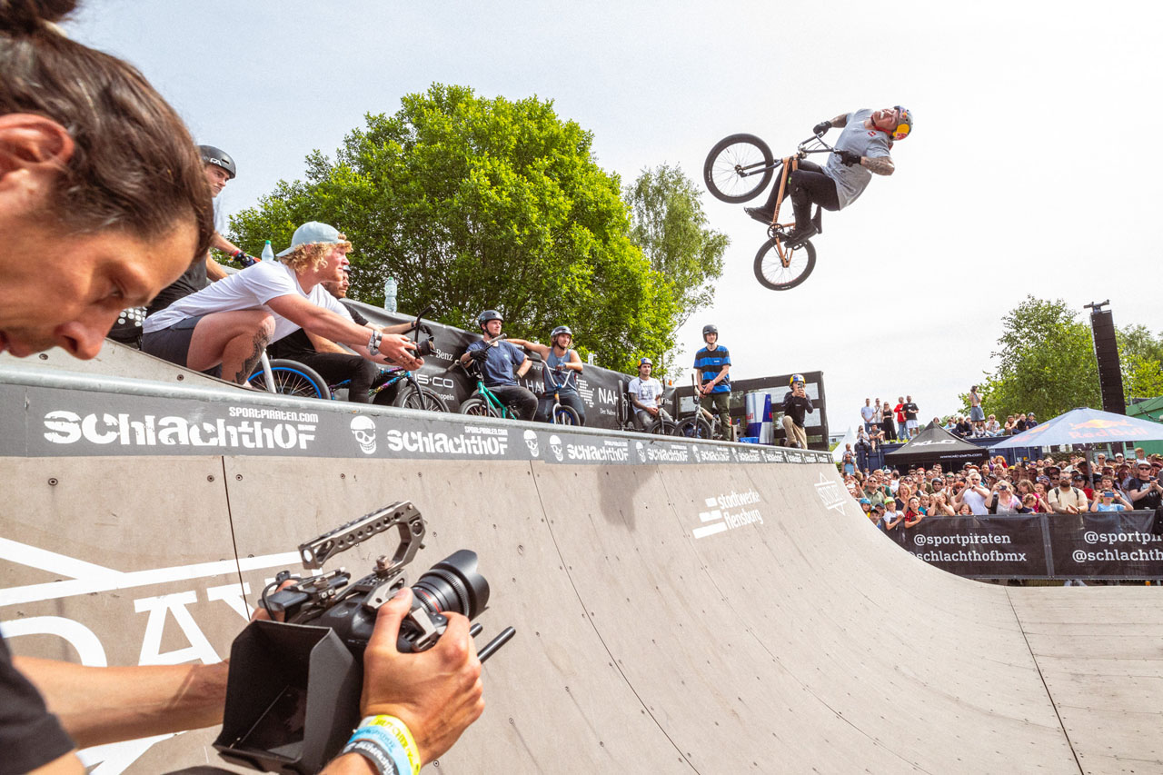 Von den Fans lauthals gefordert, da konnte Kieran Reilly natürlich nicht nein sagen: Double Flair