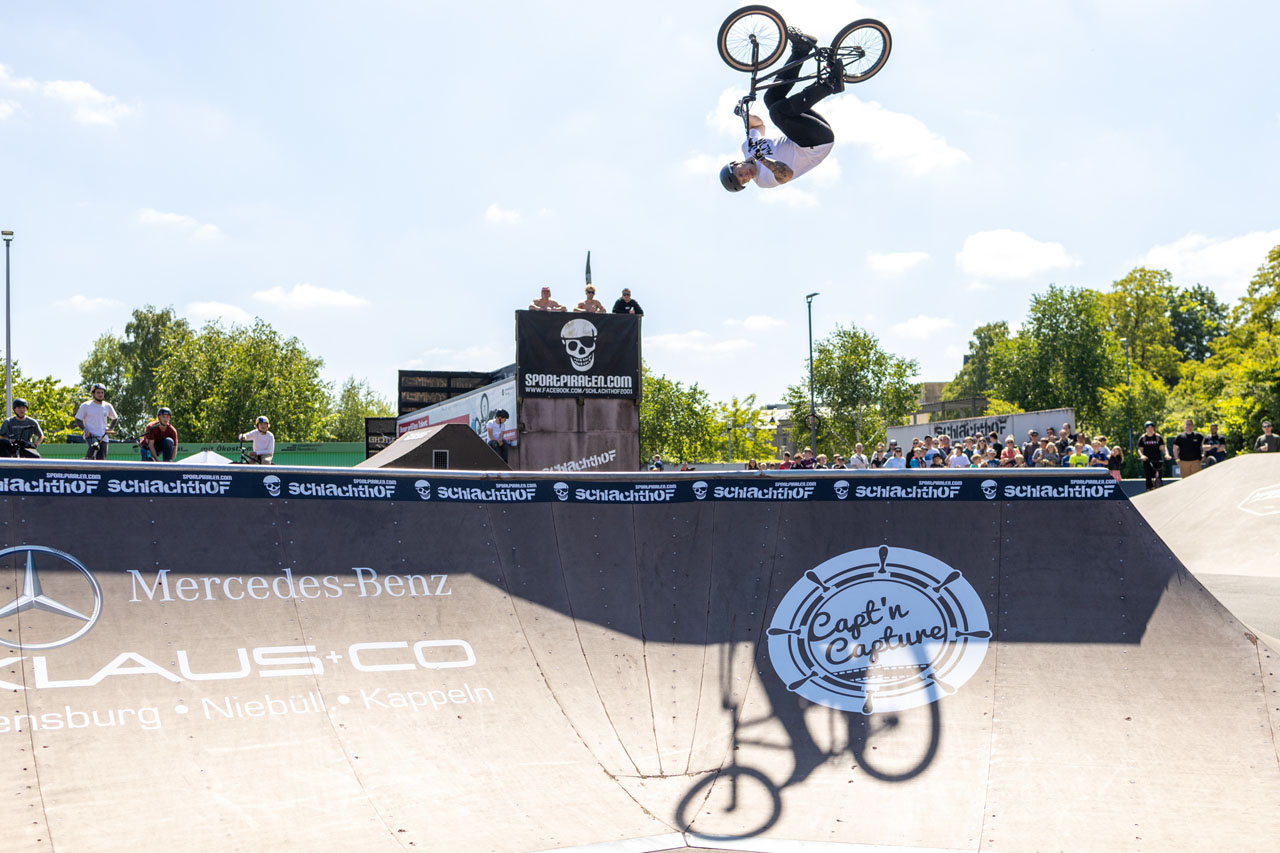 Timo Schulze hatte es sich anscheinend zum Ziel gesetzt, während seines Runs über jede Rampe kopfüber zu fliegen