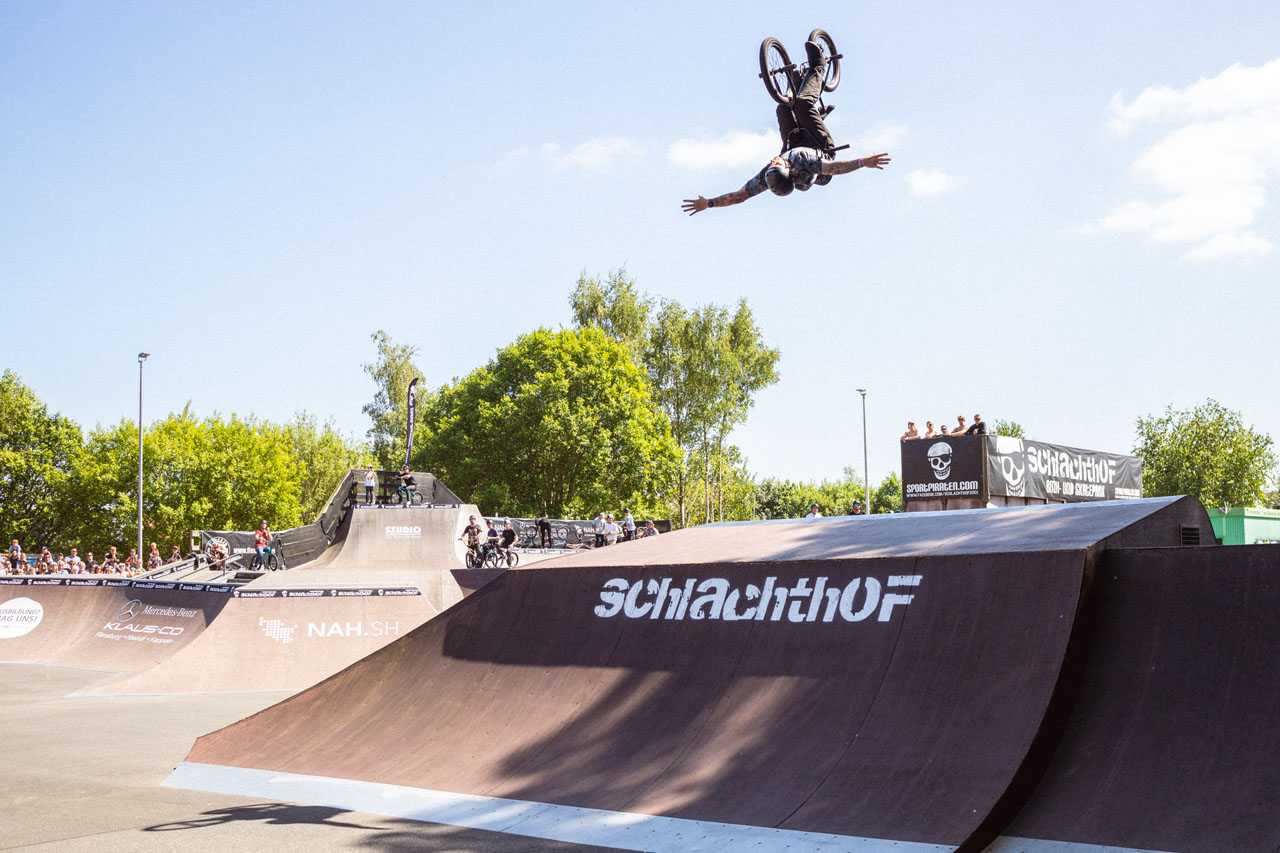 Eben noch ohne Variation auf den Dirts, jetzt ohne Ende: Marcel Profittlich, Backflip Nohander