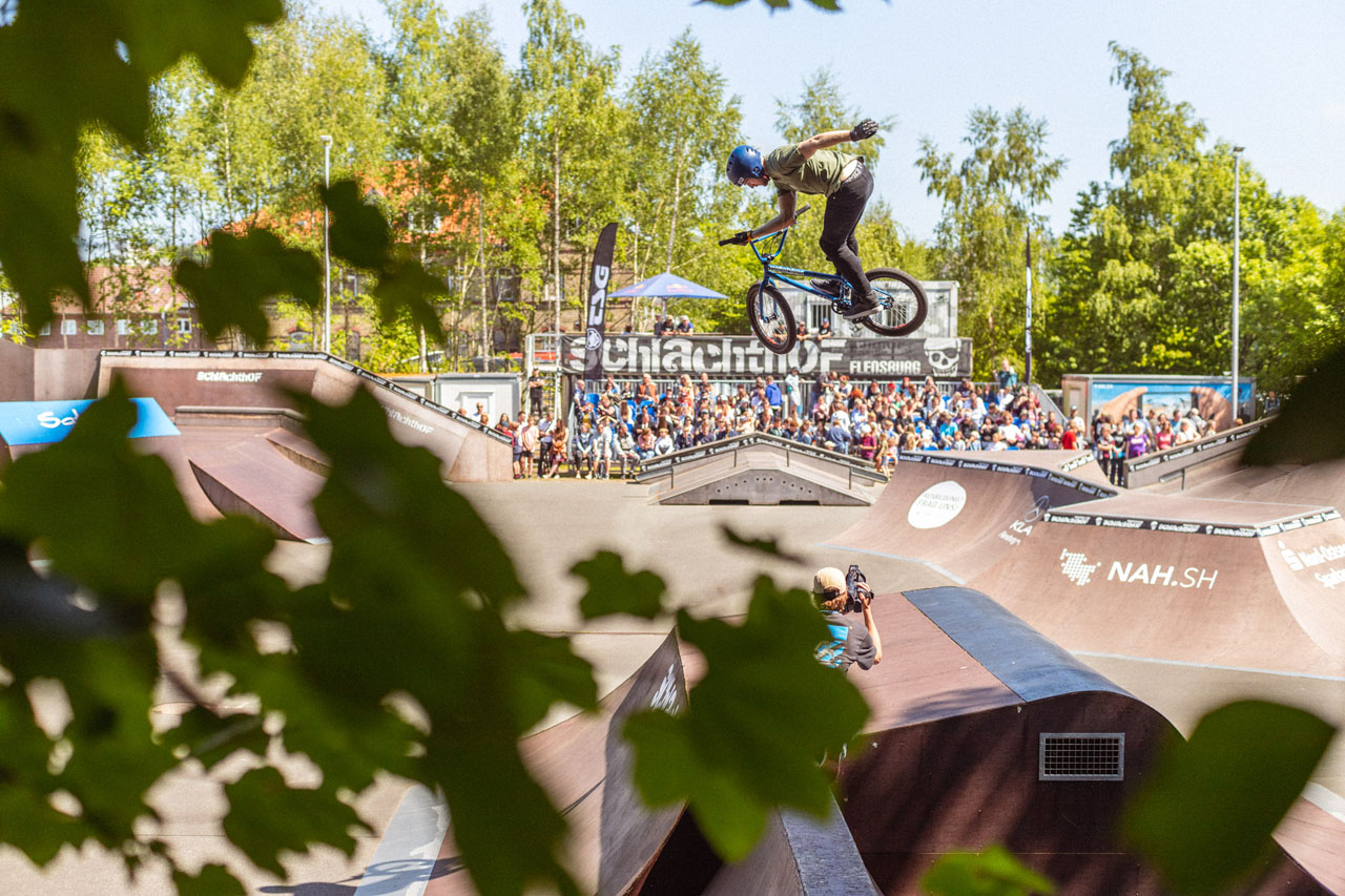 Declan Brooks verabschiedet sich mit einem legeren 360 One Handed X-up aus dem Schlachthof. Bis nächstes Jahr, Flensburg!