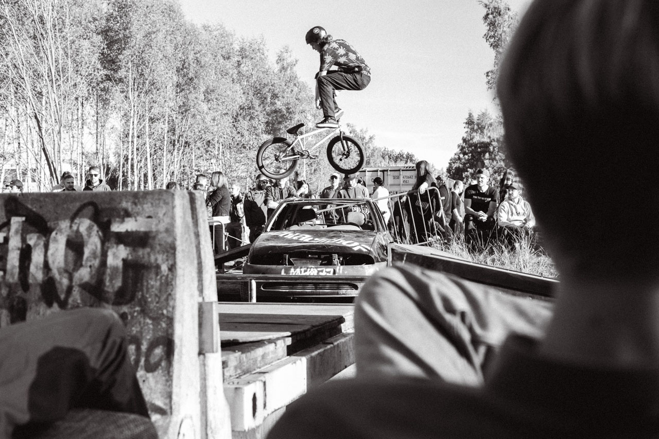 Platz 2 ging an seinen SIBMX-Teamkollegen Fabian Bongers, der unter anderem solche heißen Manöver wie diesen Whip über die Motorhaube auspackte