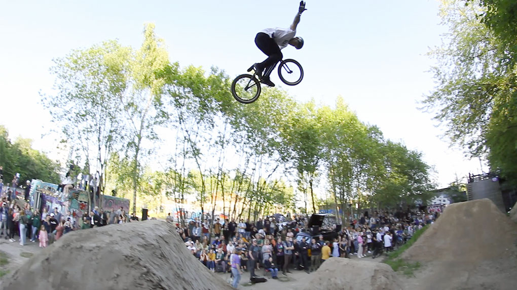 Beim Dirtcontest auf dem Butcher Jam 2022 wurden Banger im Minutentakt rausgehauen und eine neue Fahrerin im SIBMX-Team willkommen geheißen.
