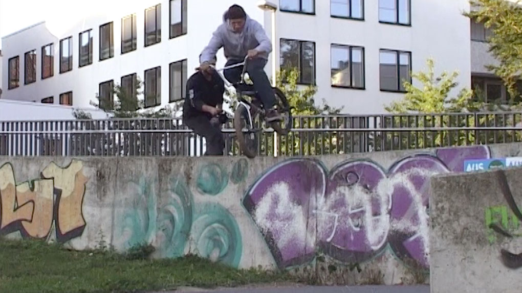 Kay Ole Unland und Dennis Loose beweisen in dem "À La Carte"-Video von CREMiCH, dass ein Grindsportleben jenseits der 40 möglich ist.