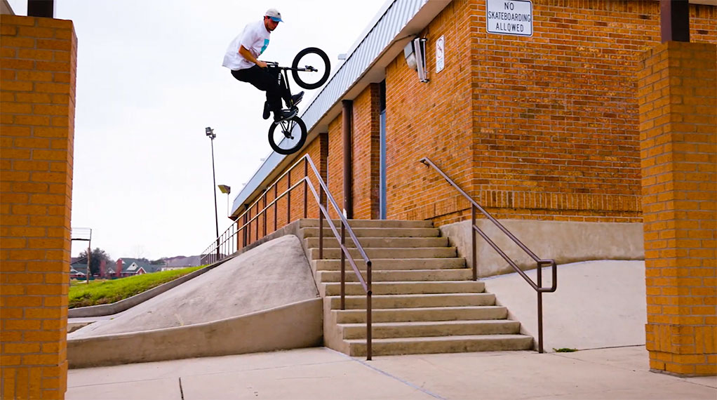 In dem Promovideo für seinen neuen Signaturerahmen von Kink BMX, haut Hobie Doan einen Banger nach dem nächsten raus.