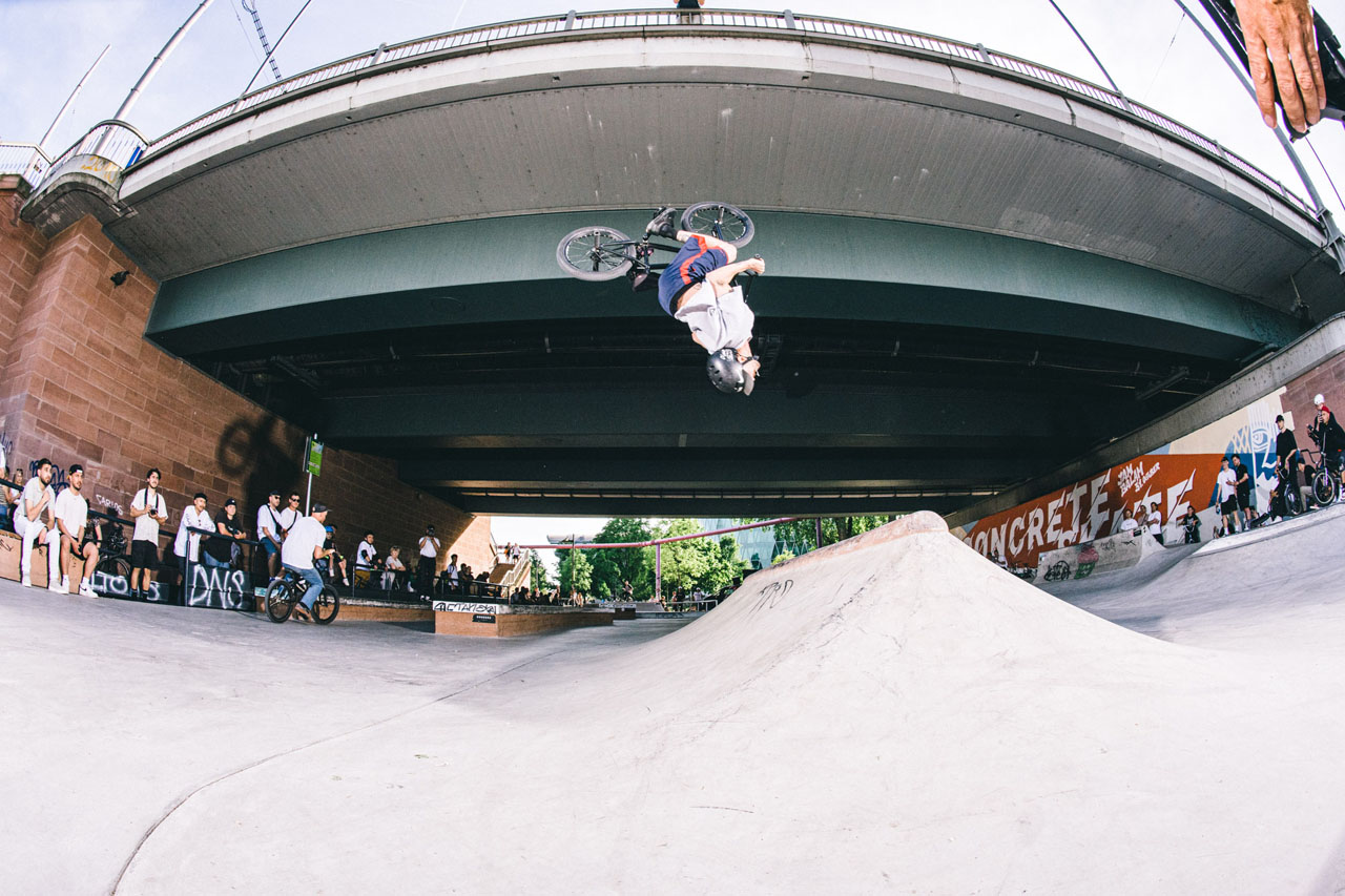 Jan Mihaly mit dem Trick des Tages. Da schießt sogar ein Merlin Czarnulla ausnahmsweise mal wieder ein BMX-Actionfoto