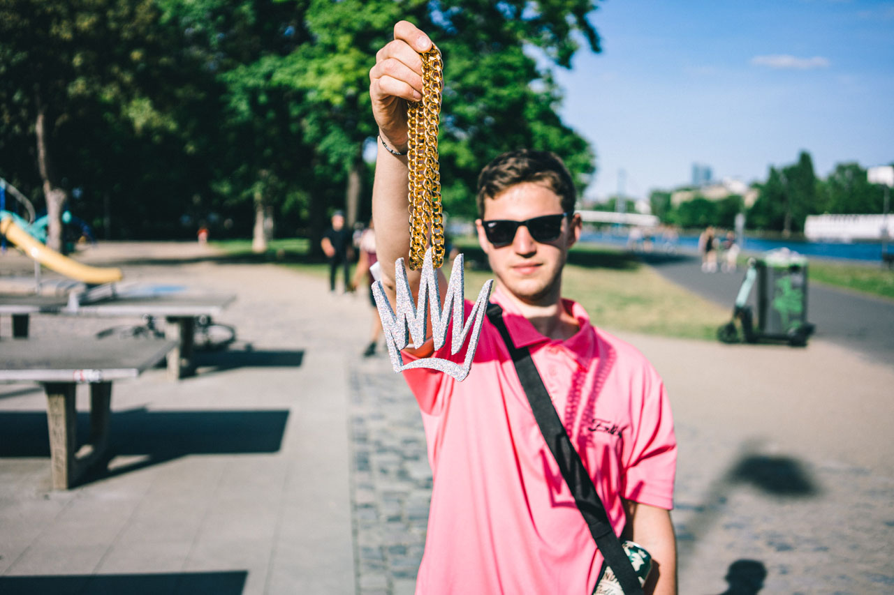 Job well done! Jan Hollinger zeigt die Trophäe, für deren Herstellung er übrigens zuständig war