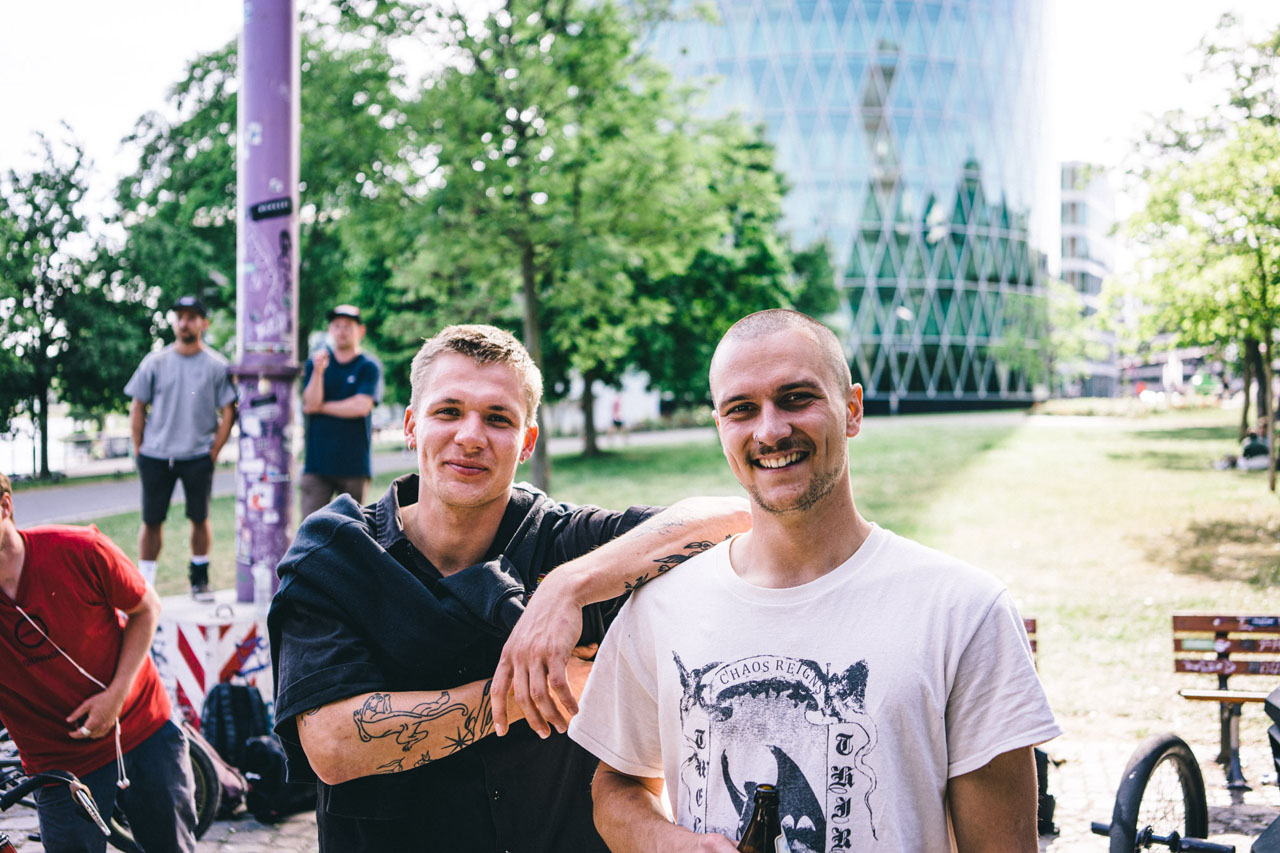 Obwohl Kilian Reichmeyer (links im Bild) zu diesem Zeitpunkt noch auf Krücken unterwegs war, ließ er sich den King of FFM nicht entgehen